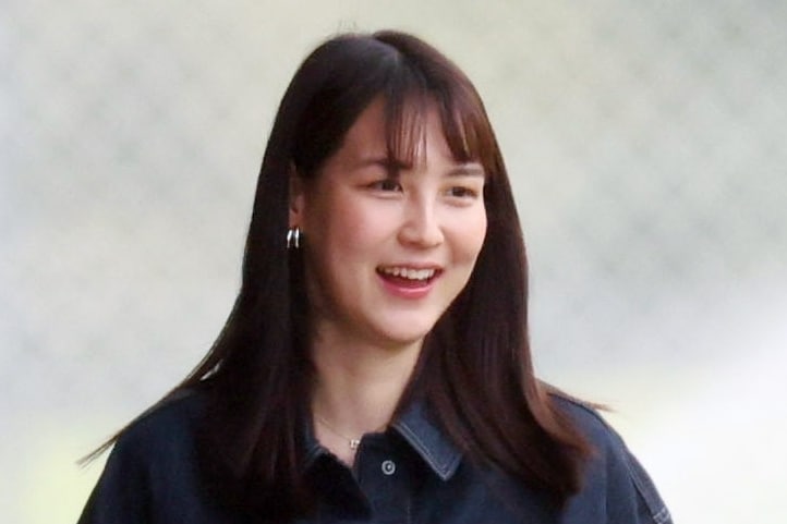 「美しい勝利の女神」「控えめ」ド軍奥さま会に現われた“大谷翔平の妻・真美子さん”の白シャツ姿にネット騒然！「赤ちゃんとデコピンはお留守番かな」