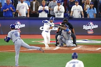 「大谷の後ろに...」　WSを特等席から観戦しているファンの“姿”がネットで話題に「もうそこしか目がいかん」「山本投手は気が付いてるのかなぁ～」