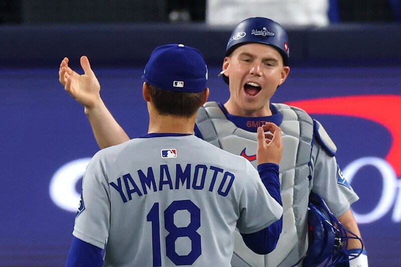 「これ以上ないくらい支配的」女房役スミスも２試合連続完投の山本由伸に感服「何でもできる投手だ」