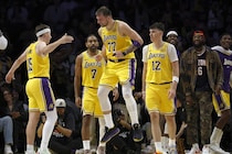 ベンチ陣の貢献も光ったレイカーズ。新加入のエイトンはサンズ時代を引き合いに、２ガードとの連携に手応え「みんな天才だよ」＜DUNKSHOOT＞