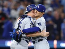 「何が書いてあるの？」圧巻の105球完投を支えた山本由伸の“黒いノート”　ダグアウトでペン走らす熱心な姿に視線集中「気になる」「タブレットではなく紙なの好感」