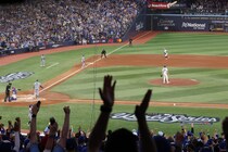 「とっても煌びやか」ワールドシリーズに降臨したカナダ美人レポーターのコーデに歓喜の声「息をのむ美しさ」「本当にいたの⁉」