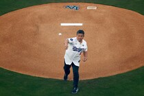「由伸ど緊張」日本人メジャーリーガーのパイオニアがドジャースに凱旋　背番号16の始球式に日米ファン感動「泣けた」