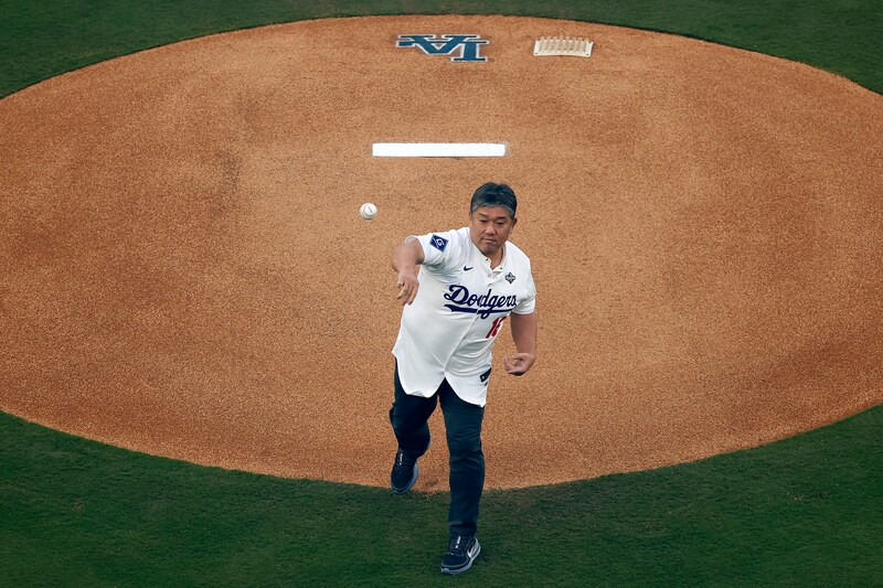 「由伸ど緊張」日本人メジャーリーガーのパイオニアがドジャースに凱旋　背番号16の始球式に日米ファン感動「泣けた」