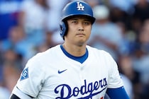 「びっくりした」大谷翔平、胸元開けた“半袖シャツ姿”の出勤コーデにファン注目「今日はヘッドフォンなし」「ステキ」