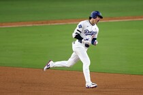 大谷翔平が２本塁打の大爆発!!  右二塁打→右本→左二塁打→左本の１試合４長打はWS119年ぶり２人目の快記録