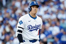 ４打数４安打の大谷翔平は第５打席に続き第６打席も申告敬遠。二塁進塁時に足を気にする様子も【ワールドシリーズ第３戦・ブルージェイズ戦】