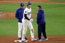 大谷翔平に異変？ 延長11回に足を気にする素振り　明日の第４戦は二刀流で先発予定