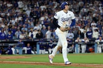 明日の先発投手・大谷翔平が１試合７出塁のPS新記録　右二塁打→右本→左二塁打→左本→申告敬遠×３に騒然「エグ過ぎ」「漫画ですね」