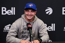 ラプターズの選手がブルージェイズをサポート。開幕戦に訪れたファンは「チームを応援するためにここにいるけど…」＜DUNKSHOOT＞