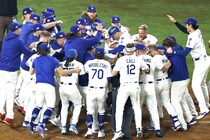 「ヒーローだ」フリーマンのWSサヨナラ弾“２発”は史上初！「またやってくれた」米記者ら大興奮「ドジャースのレジェンドだ」