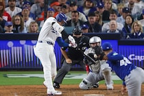 「え！！！」「来てたんだ！」ド軍本拠地に夫妻揃って現われた“世界的スター”にネット騒然！ ２発の大谷翔平に親指下に向ける姿も話題に「笑っちゃった」「懐かしい」