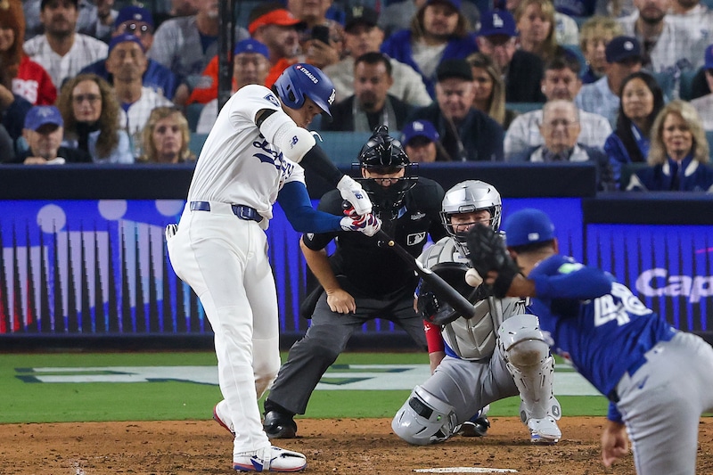 「え！！！」「来てたんだ！」ド軍本拠地に夫妻揃って現われた“世界的スター”にネット騒然！ ２発の大谷翔平に親指下に向ける姿も話題に「笑っちゃった」「懐かしい」