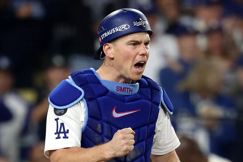 「出れるかマジで？」延長18回“マスクを被りっぱなし”の死闘から一夜…スタメン入りしたドジャース正捕手にファン心配「スミス半端なくね！」「休ませた方が」