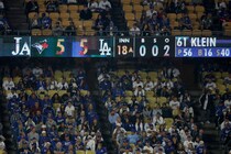 「午前６時、スタッフが懸命に後片づけ中」延長18回の激闘後、ド軍本拠地“徹夜の清掃作業”にLA記者が感嘆「彼らもMVP」「もし観客全員が自分のゴミを持ち帰ったら...」