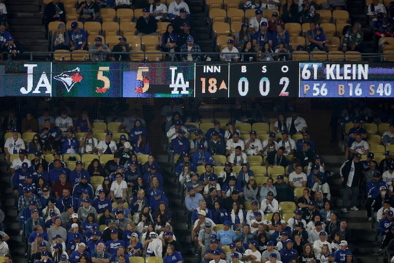 「午前６時、スタッフが懸命に後片づけ中」延長18回の激闘後、ド軍本拠地“徹夜の清掃作業”にLA記者が感嘆「彼らもMVP」「もし観客全員が自分のゴミを持ち帰ったら...」