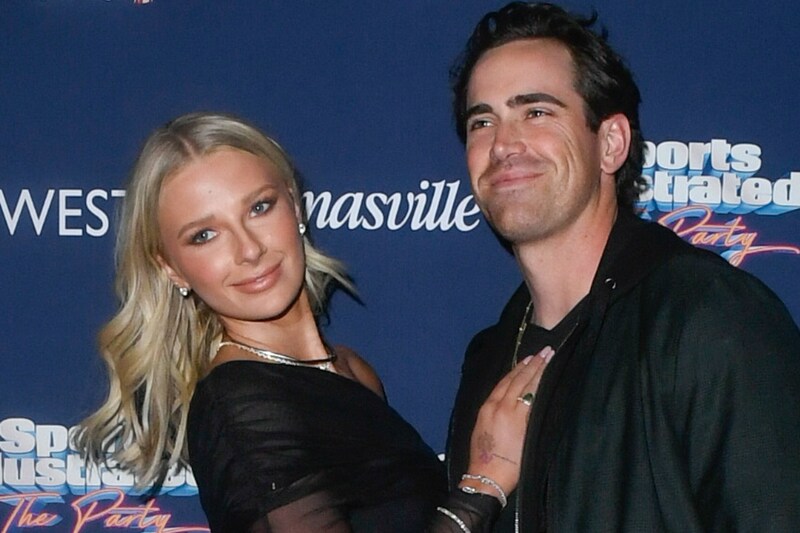 「あまりにも美しい」ブルージェイズCY右腕の美人妻、現地観戦＆革ジャンコーデを披露「ゴージャスな雰囲気」「見惚れる」