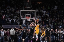 【NBA】リーブスの劇的ブザービーターでレイカーズが逆転勝ち！八村塁は17得点で勝利に貢献＜DUNKSHOOT＞