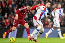 「精度の高いパスを何度も」リバプール戦３連勝に大貢献の鎌田大地、現地メディアから高評価！　CB出場の遠藤航には「噛み合っていない」と辛辣