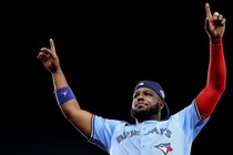 世界一へ王手のブルージェイズ、強さの“原動力”を専門サイトが称賛「一度倒れたとしても決して諦めない」