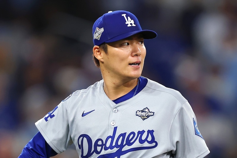 「真のプロフェッショナルだ」山本由伸がダグアウトで見せた“異例”の行動をMLB公式が公開→現地ファンから絶賛の声「チャンピオンシップモードだね」