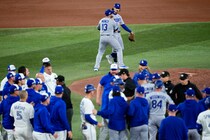 WS第７戦で前代未聞の乱闘騒ぎ！ ブルペン含め両軍選手が飛び出す異例事態に…球場騒然の“警告試合”