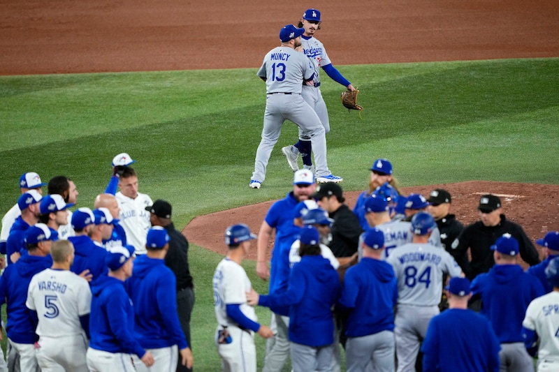 WS第７戦で前代未聞の乱闘騒ぎ！ ブルペン含め両軍選手が飛び出す異例事態に…球場騒然の“警告試合”