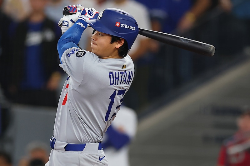 大谷翔平の第３打席は上手くとらえてヒット。この日２本目の安打【ワールドシリーズ第７戦／ブルージェイズ戦】