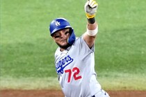 「いやこれ伝説すぎる...」ロハスの起死回生“同点ソロHR”にネット歓喜「まさかのここで!!??」「ほんまに来季で引退する気か？」