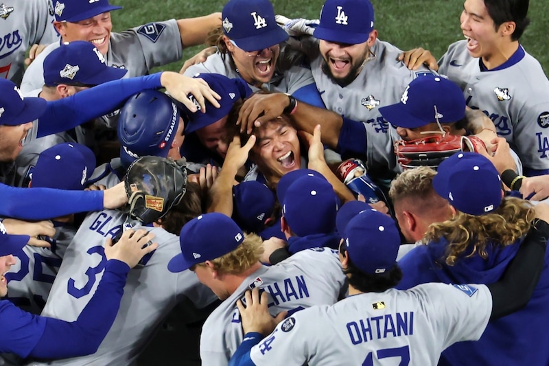 「山本由伸は伝説だ」ドジャース連覇達成！ 地元ファン大歓喜「神話、伝説が生まれた」「このチームを誇りに思う」