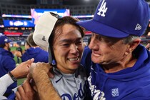 「言わされた人、気になる...(笑)」NHKシャンパンファイト中継、ド軍コーチまさかの雄叫びに日本人爆笑!! 「由伸耳打ちで何言ってんの笑笑」