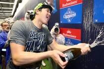 「真夜中です」「お祭り騒ぎ」大谷翔平、WS制覇後のシャンパンファイトでみせた“無邪気な表情”にファン注目「イタズラ小僧」「ずっと瓶を振ってる」