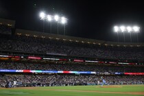 「まじ？」「バックネット裏の席...」ドジャース戦を生観戦した“23歳の日本人女優”にネット驚嘆「えげつない」「ユニもお似合い」