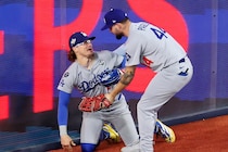 「負けたと思って落ち込んでた」K・ヘルナンデス、交錯し地面に突っ伏す→笑顔でダッシュした舞台裏を明かす「『ボール持ってるか？』って言ったら...」