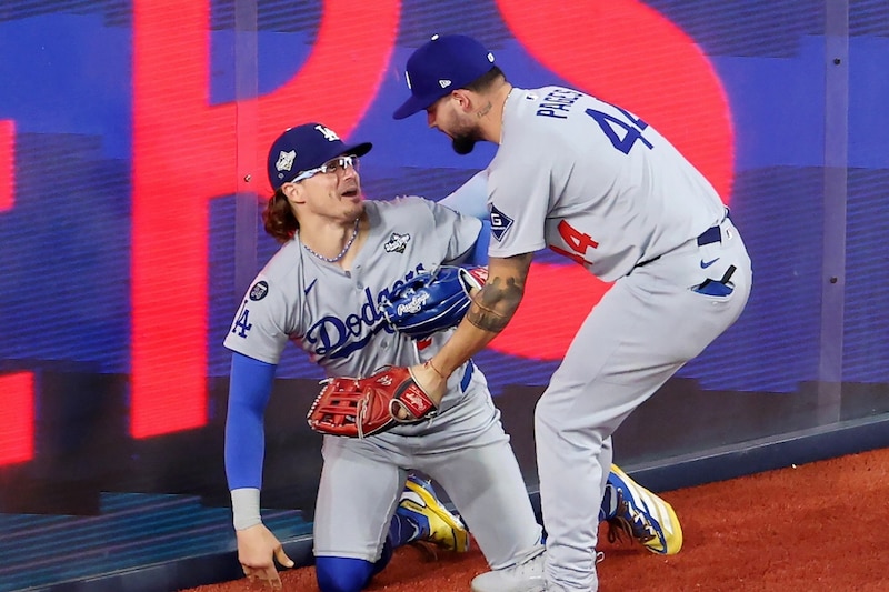 「負けたと思って落ち込んでた」K・ヘルナンデス、交錯し地面に突っ伏す→笑顔でダッシュした舞台裏を明かす「『ボール持ってるか?』って言ったら...」