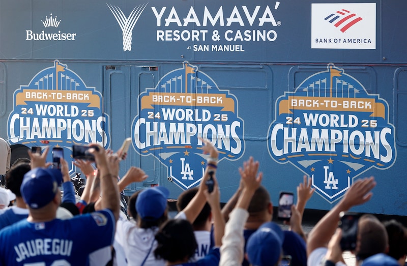 「気になって仕方ない！」ドジャースWS優勝パレード特別バスに衝撃！ 世界的な日本企業広告に視線集中「すげえ目立つ」「見ちゃうわ」