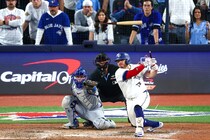 「一枚の写真は千の言葉に値する」ドジャース歓喜の陰で…フィールドに取り残された“折れたバット”の画像が話題！「象徴的だな」「見れば見るほど泣けてくる」