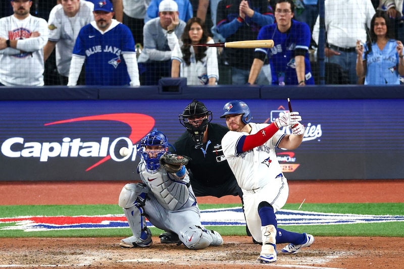 「一枚の写真は千の言葉に値する」ドジャース歓喜の陰で…フィールドに取り残された“折れたバット”の画像が話題！「象徴的だな」「見れば見るほど泣けてくる」