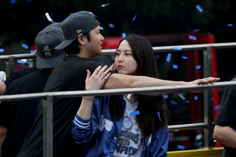 「旦那さんを撮ってる真美子さんかわいい」大谷翔平夫妻、パレードでの仲睦まじい撮影姿に反響「幸せいっぱいの光景」