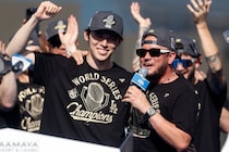 「今日はこの男の誕生日なんだ！」兄貴ロハスが“ラテンのノリ”で佐々木朗希を祝福！ 球場から大歓声も本人は「苦笑い」「無茶振りされてる」