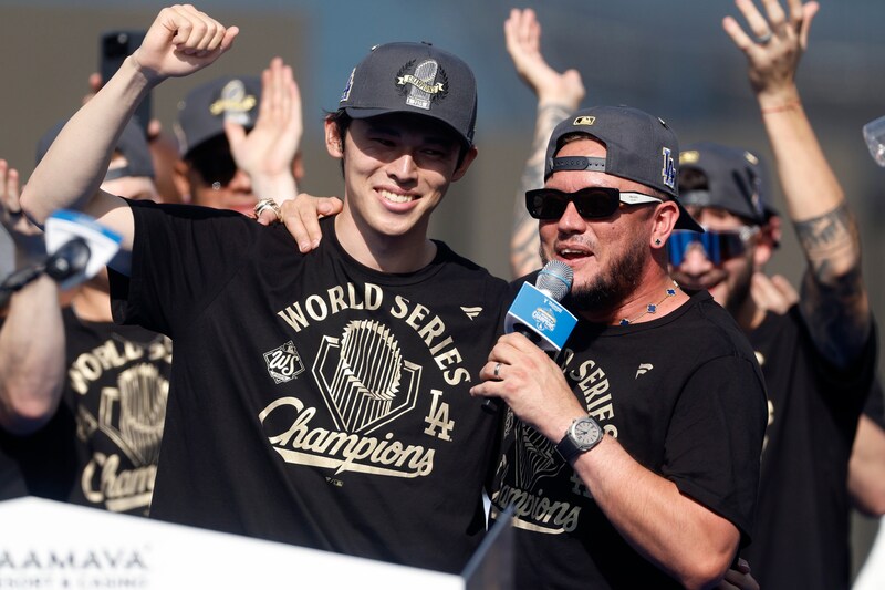 「今日はこの男の誕生日なんだ！」兄貴ロハスが“ラテンのノリ”で佐々木朗希を祝福！ 球場から大歓声も本人は「苦笑い」「無茶振りされてる」