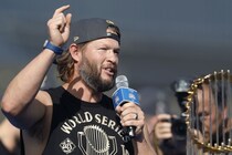 「今日は泣かないように努力する」も、引退カーショウが感極まり涙声で...18年間に感謝と誇り「決して消えることはない」