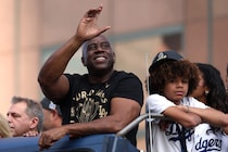 レイカーズの英雄マジックがドジャース優勝パレードに参加。MVP山本由伸との記念写真も＜DUNKSHOOT＞