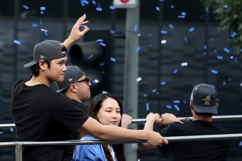 「もうすぐMVPだ…MVP!!」ドジャースの兄貴が大谷翔平のリラックスした表情を超至近距離で独占撮影！ 無邪気なピース、真美子さんは「17」の青ジャケ姿