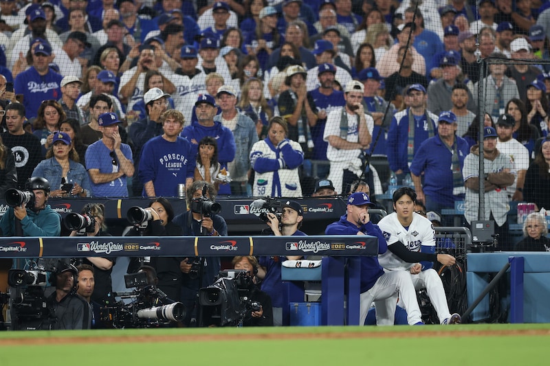 「まさか!」「びっくりした」ドジャース本拠地に降臨した“超売れっ子女性タレント”がユニ姿披露も…衝撃のオチ「1年以上前⁉」