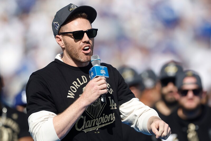 「ローキもこれくらい殻を破るんだ!」「貴重映像」フリーマンの“衝撃ダンス”が話題に!「動きやばい」【ドジャース】