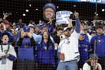 「なんて冗談だ！あり得ない」トロント市長が激闘称えるも非難の声が殺到！ まさかの服装に「なんでドジャース推しなの？」