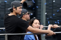 「最高の選手にもシャイな瞬間はあるよね！」真美子夫人からの求めに応じるも…微妙な表情にMLB公式が「笑ってショウヘイ」