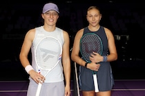 WTA最終戦で世界２位シフィオンテクが予選敗退。因縁のアニシモワに屈し「諦めずに戦ったが足りなかった。それが悲しい」＜SMASH＞