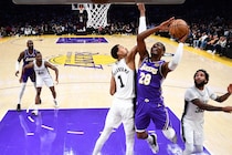 【NBA】八村塁、15得点＆ウェンバンヤマ相手の好守で勝利に貢献！レイカーズは５連勝で２位浮上＜DUNKSHOOT＞